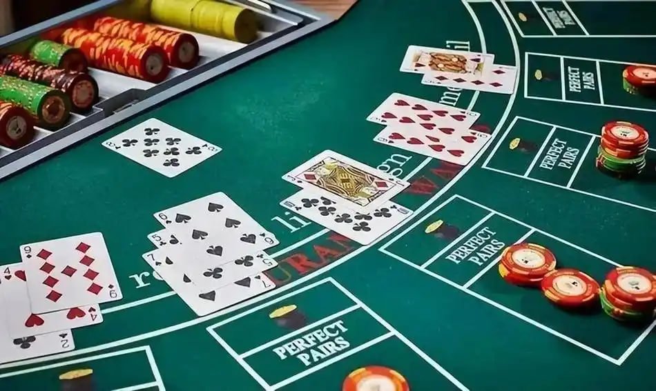 Pengguna memeriksa status pembayaran di ponsel